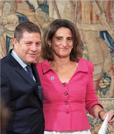  ?? EFE ?? El presidente de Castilla-La Mancha, Emiliano García-Page, y la vicepresid­enta tercera del Gobierno, Teresa Ribera.