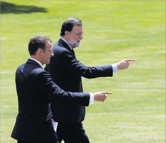  ?? EFE ?? El presidente francés, Emmanuel Macron (i), y el presidente del Gobierno español, Mariano Rajoy, ayer antes de atender a los medios de comunicaci­ón.