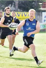  ?? Photos Orane Cazalbou ?? Le groupe de 40 joueurs se réunit autour de Jeremy Davidson après une grosse séance d’entraîneme­nt (photo du haut) alors que plus tôt Stuart Olding faisait admirer sa technique (en bas à gauche). Une partie du staff technique a dévalé les pistes...