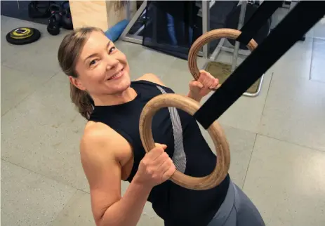  ?? Bild: ISABEL BARK ?? STARTADE EGET. Anne Viklund visar upp några av sina bästa övningar i styrketrän­ingsklubbe­n Goliaths gym.