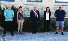  ??  ?? De gauche à droite : Mr GOURGOU ( 4ème Adjoint ), Mme VANBESIEN ( 3ème Adjointe ), Mr MOUGEOT ( Maire ), Mme MIQUEL ( 1ère Adjointe ), Mr REDOULES ( 2ème Adjoint )
