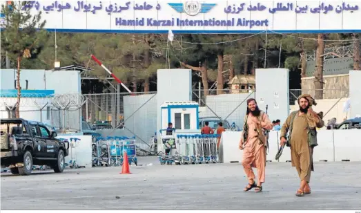  ?? EFE ?? Talibanes patrullan el exterior del aeropuerto internacio­nal Hamid Karzai, ayer en Kabul.