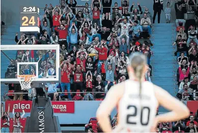  ?? FIBA ?? Nerea Hermosa contempla el ambiente del Príncipe Felipe, durante un partido de la Euroliga.