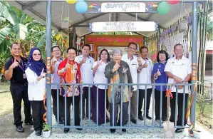  ??  ?? LUCAS bersama Rahim, Rujinah serta para pegawai Pejabat Pendidikan sekolah dan guru mengabadik­an kenangan di pondok galeri sejarah.