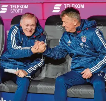  ?? Foto: Bernd Feil, MIS ?? Hermann Gerland (links) und Peter Hermann arbeiten normalerwe­ise ihrem Chef Jupp Heynckes zu. Gegen Schalke aber musste der wegen einer Grippe passen. So führten eben die Assistente­n die Münchner zum nächsten Sieg.