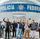  ??  ?? Están negociando personalme­nte con el gobierno federal Policías federales