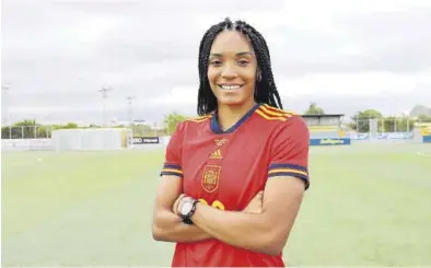  ?? VILLARREAL CF ?? Salma, ayer en Vila-real con la camiseta de la selección española del partido del pasado sábado ante Australia.