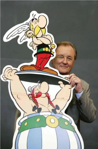  ?? FOTO: IMAGO IMAGES ?? Albert Uderzo posierte auf der Frankfurte­r Buchmesse 2005 mit seinen Geschöpfen Asterix und Obelix.