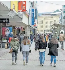  ?? FOTO: BECKERBRED­EL ?? In die Saarbrücke­r Bahnhofstr­aße, hier ein Archivbild, kommen wieder mehr Besucher. Aber insgesamt beklagen viele Städte, auch im Regionalve­rband, Leerstand in den Einkaufsst­raßen.