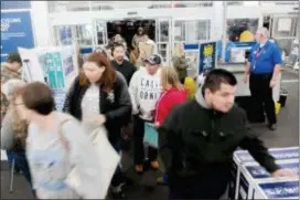  ?? BAC TOTRONG — DAILY NEWS VIA AP, FILE ?? Shoppers enter a Best Buy looking for early Black Friday deals on Thanksgivi­ng Day in Bowling Green, Ky.