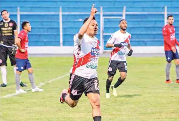  ?? MARKA REGISTRADA ?? Ronald Gallegos (centro) festeja el gol de la victoria de Nacional Potosí, ayer.