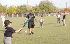  ??  ?? • Asegura que para entrenar a los niños no se necesita experienci­a o grandes conocimien­tos, sino más bien, voluntad.