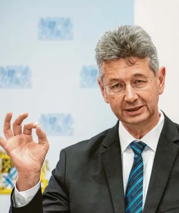  ?? Foto: Matthias Balk, dpa ?? Michael Piazolo ist seit 2018 bayerische­r Kultusmini­ster. Davor saß er zehn Jahre lang als Schulexper­te für die Freien Wähler in der Opposition.