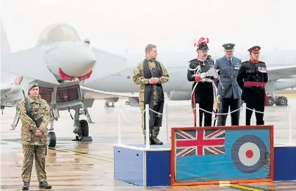  ?? DE LA ORDEN ?? Ingleses. El gobernador de las Malvinas encabeza un acto por los 100 años de la fuerza aérea.