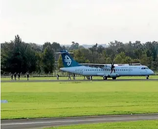  ?? PHOTO: WARWICK SMITH/FAIRFAX NZ ?? An Air New Zealand plane was forced to emergency land at Palmerston North Airport on Sunday.