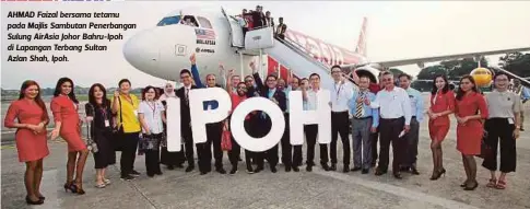  ??  ?? AHMAD Faizal bersama tetamu pada Majlis Sambutan Penerbanga­n Sulung AirAsia Johor Bahru-Ipoh di Lapangan Terbang Sultan
Azlan Shah, Ipoh.