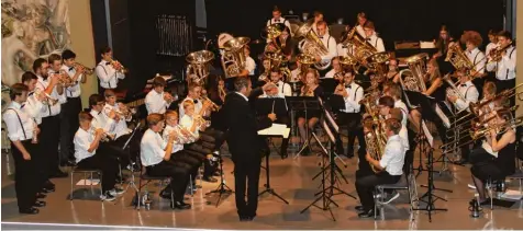  ??  ?? Die jungen Mitglieder der „Bayerische­n Jugend Brass Band“und die „3 BA Kids“gaben ein umjubeltes Konzert in Mindelheim. Sie spielten voller Frische und jugendlich­er Energie.