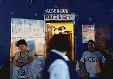  ?? Gregory Bull / Associated Press ?? Una mujer guatemalte­ca (izq.), recienteme­nte deportada desde Estados Unidos y que no quiso dar su nombre, se apoya en la puerta de un albergue para migrantes en Tijuana, México, el lunes 14 de noviembre de 2016.