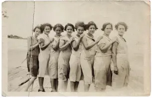  ??  ?? Eduardo Gonsales Arisa, vestido con uniforme militar, posa con un guerrero indio en torno a 1943; un grupo de españolas en la playa de Tampa (Florida) en torno a 1930.