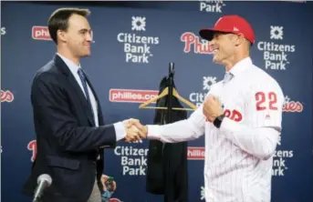  ?? MATT ROURKE — ASSOCIATED PRESS ?? New Phillies manager Gabe Kapler, right, shakes hands with general manager Matt Klentak at the end of Kapler’s introducto­ry press conference Thursday.