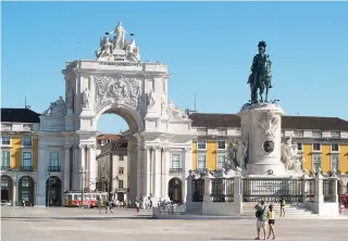  ?? KINDALA MANUEL | EDIÇÕES NOVEMBRO | LISBOA ?? Um ângulo de Lisboa, capital de Portugal, onde o Chefe de Estado cumpre visita oficial