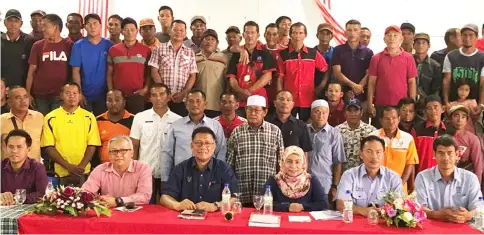  ??  ?? Julaihi (seated third left), flanked by Intan (on his left) and Michael, and Ajis (left) in a photocall with LKIM officials and fishermen after the briefing.