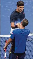  ?? Foto: dpa ?? Ende der Jagd: Der geschlagen­e Philipp Kohlschrei­ber kann sich nach dem Stress, den ihm Roger Federer bereitet hat, wieder entspannen.