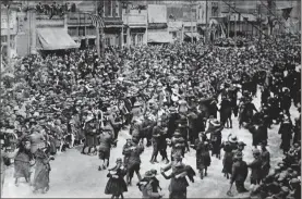  ?? Contribute­d ?? Dancing in the streets in Chattanoog­a after World War I is over.