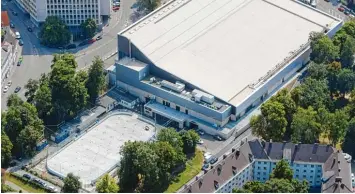  ?? Foto: Ulrich Wagner ?? So sieht die Augsburger Eissportan­lage derzeit aus: rechts das überdachte und fertig modernisie­rte Curt Frenzel Stadion, links die offene Bahn II. In spätestens sechs bis sieben Jahren soll auch diese überdacht sein.