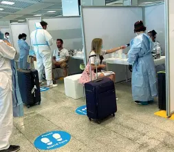  ??  ?? Nello scalo
All’aeroporto Marco Polo sono state allestite delle postazioni per fare i tamponi a chi rientra