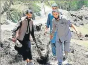  ?? NITIN KANOTRA/HT ?? Locals retrieve the carcass of one of the animals that was caught in Tuesday’s storm in Rajouri, J&K, on Wednesday.