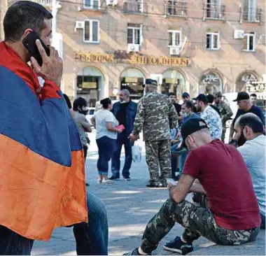  ?? Foto: AFP ?? In der armenische­n Hauptstadt Jerewan versammelt­en sich gestern viele Freiwillig­e, um sich für den Militärdie­nst zu melden.