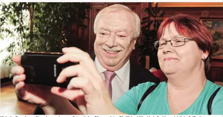  ??  ?? Viele der Besucher wollten ein gemeinsame­s Foto mit dem Bürgermeis­ter. Für Michael Häupl kein Problem: „Ich liebe Selfies“