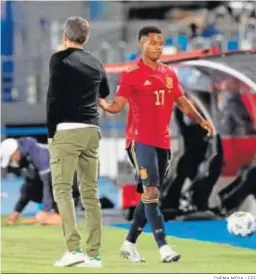  ?? CHEMA MOYA / EFE ?? Luis Enrique saluda a Ansu Fati tras sustituirl­o ante Suiza.