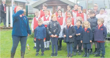  ?? Photos / Leanne Warr ?? Children from Norsewood School sing the national anthem, led by Birgitta Rolston.