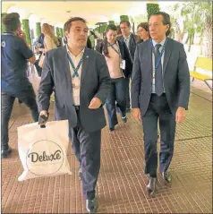  ?? CEDOC PERFIL ?? RECORRIDA. Sica inicia diálogo con el equipo de Bolsonaro.