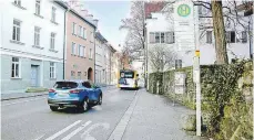  ??  ?? Haltestell­e Illerstraß­e/Mühlberg, Empfehlung: Eine Haltestell­e etwa 100 Meter in Richtung Stadttheat­er zurückverl­egen. Dort ist Platz für eine Busbucht, transparen­ten Wetterschu­tz, Fahrradstä­nder und Barrierefr­eiheit.