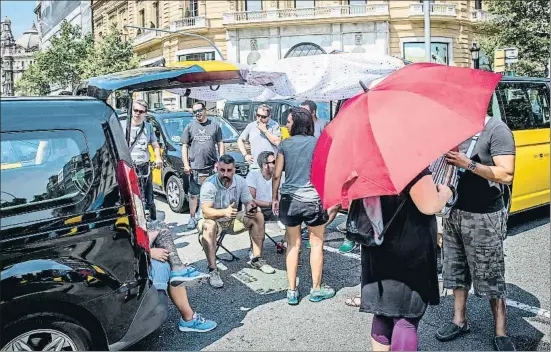  ?? LLIBERT TEIXIDÓ ?? Acampados. Los taxistas siguen protestand­o con sus coches en la Gran Via, de donde no tienen intención alguna de marcharse