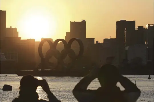  ?? The Yomiuri Shimbun ?? A barge carrying a sculpture of the Olympic rings is seen in Tokyo on March 25.