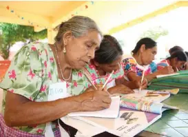  ?? CORTESÍA ?? Un grupo de 40 personas adultas de origen indígena se alfabetiza­n.