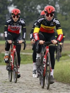  ?? FOTO PHOTO NEWS ?? Lotte Kopecky woensdag met enkele ploegmaats tijdens de verkenning van de Ronde van Vlaanderen op de Oude Kwaremont.