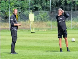  ?? Bilder: Johan Persson ?? Magnus Haglund (till vänster) lämnar över matchcoach­ingen till HBK:S scout och analytiker Pelle Olsson i mötet mot Östersund.