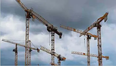  ?? Symbolfoto: dpa/LW-Archiv ?? Mittelgroß­e Bauunterne­hmen sind am stärksten von den Schwierigk­eiten betroffen, mit denen die Branche in Luxemburg zu kämpfen hat.