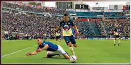  ??  ?? Méndez es derribado en el Clásico Joven que perdieron ante América.