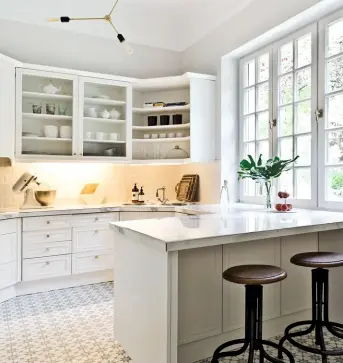  ??  ?? STERNEKÜCH­E Ein neuer Fliesenbod­en und eine helle Arbeitspla­tte werten die Küche auf.