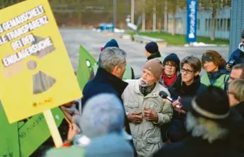  ?? Foto: Alexander Kaya ?? Demonstran­ten und Medienvert­reter umringen BfE-Chef Wolfram König (im dunklen Mantel) vor der Dialogvera­nstaltung in der Ulmer Donauhalle. Gegner werfen dem Bund und der Behörde fehlende Transparen­z bei der Suche nach einem Endlager für Atommüll vor.