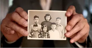  ?? Fotos cortesía del entrevista­do ?? Alfonso Chiu siempre guarda la foto antigua de su familia.