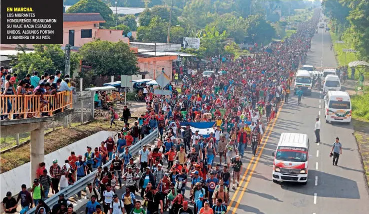  ??  ?? EN MARCHA. LOS MIGRANTES HONDUREÑOS REANUDARON SU VIAJE HACIA ESTADOS UNIDOS. ALGUNOS PORTAN LA BANDERA DE SU PAÍS.