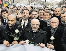  ?? Tzv. bílého pochodu se účastnili i šéf židovské organizace CRIF Francis Kalifat (uprostřed) a ministr vnitra Gérard Collomb (vpravo). FOTO REUTERS ?? Tisíce šly Paříží.