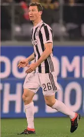  ??  ?? STEPHAN LICHTSTEIN­ER 34 anni, difensore della Svizzera e della Juventus con cui gioca dal 2011, che lo aveva acquistato dalla Lazio (2008 al 2011). Cresciuto nel Grassopher­s (in prima squadra dal 2001 al 2005) ha giocato anche col Lilla GETTY IMAGES...